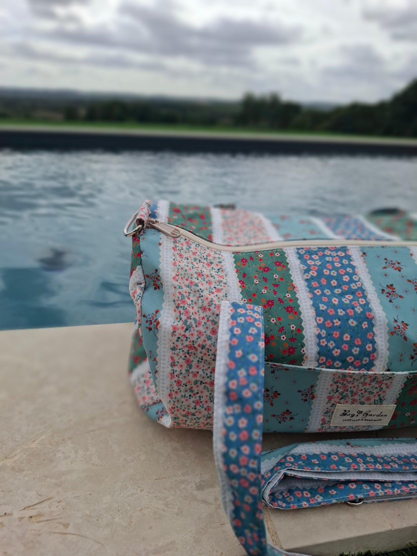 Sac polochon en tissu coton motifs patchwork à rayures florales bleu rose et vert