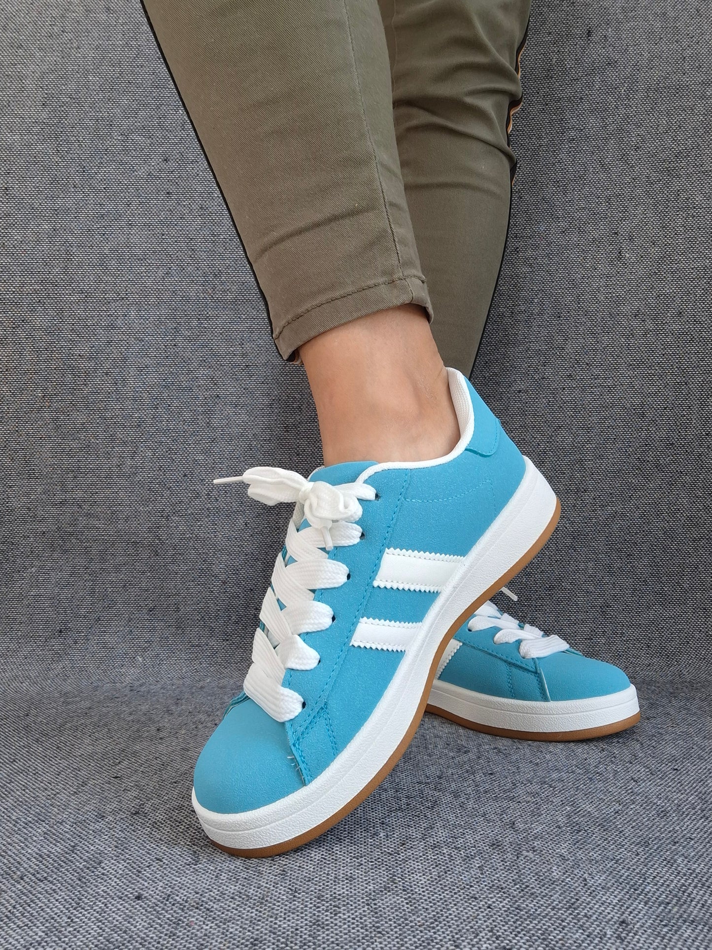 Chaussures baskets basses bleu turquoise avec bandes blanches style campus