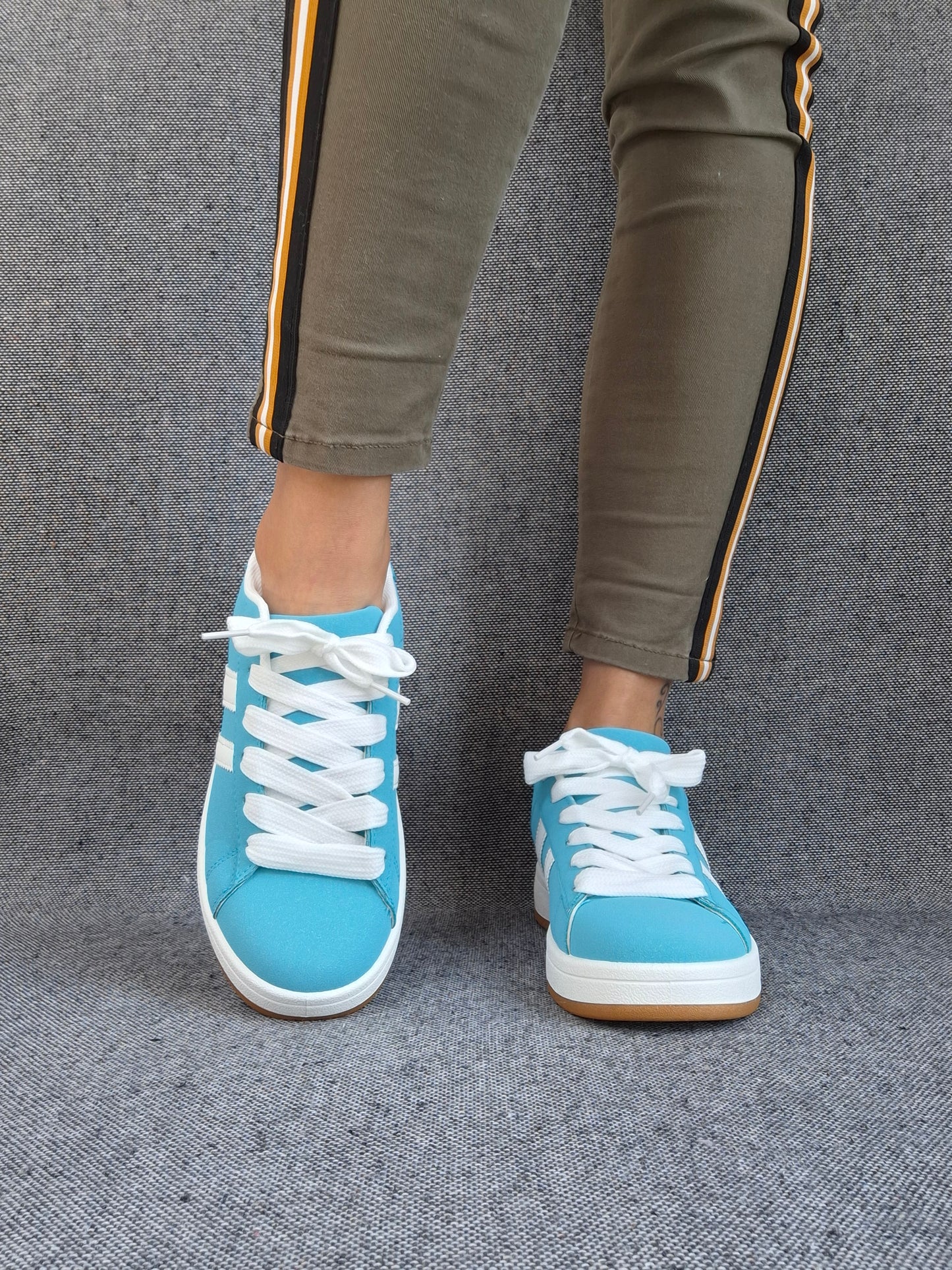 Chaussures baskets basses bleu turquoise avec bandes blanches style campus