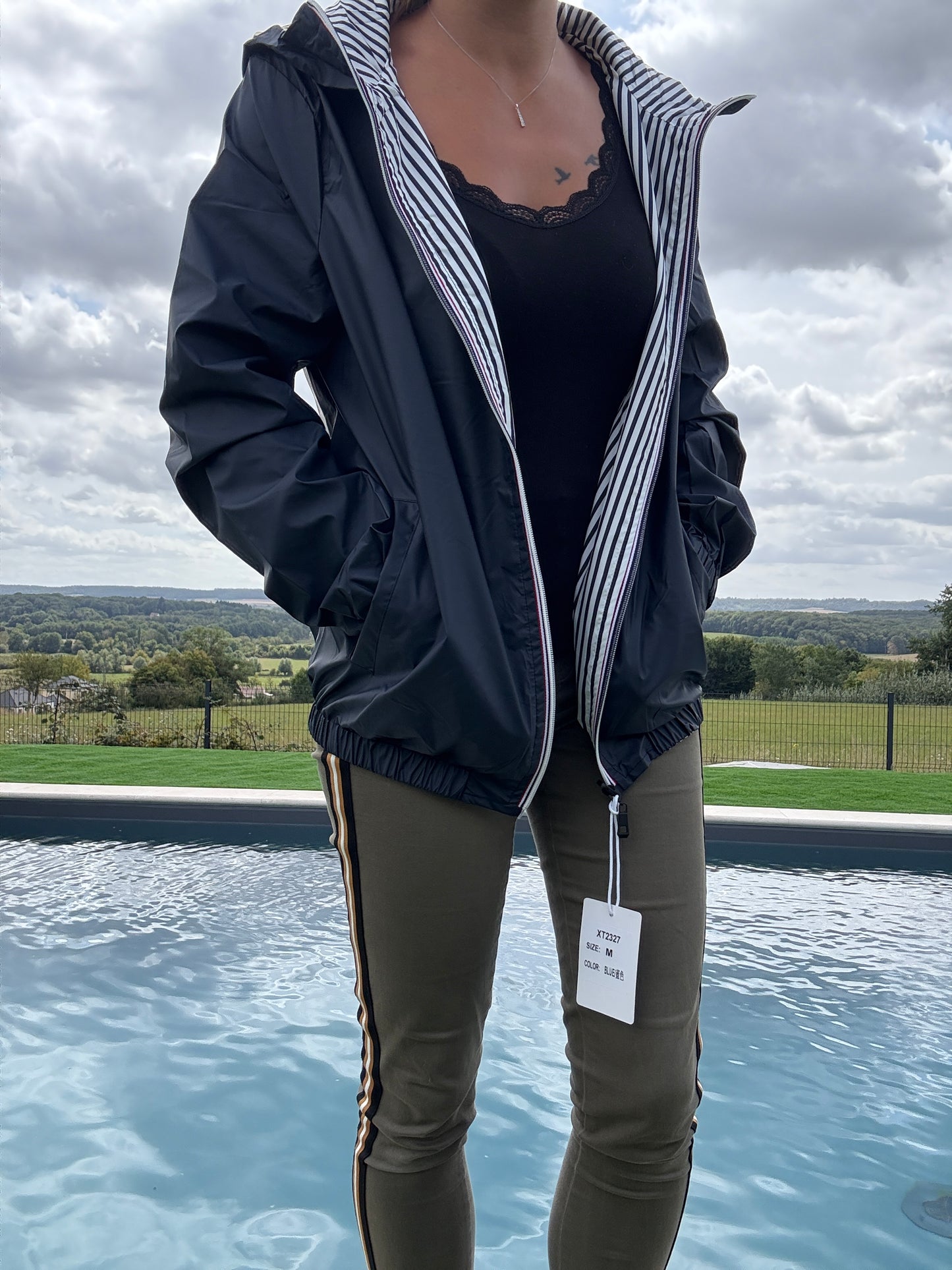 New Lolo - Manteau court mi fesses léger imperméable réversible bleu marine capuche intérieur marin rayé bleu marine blanc