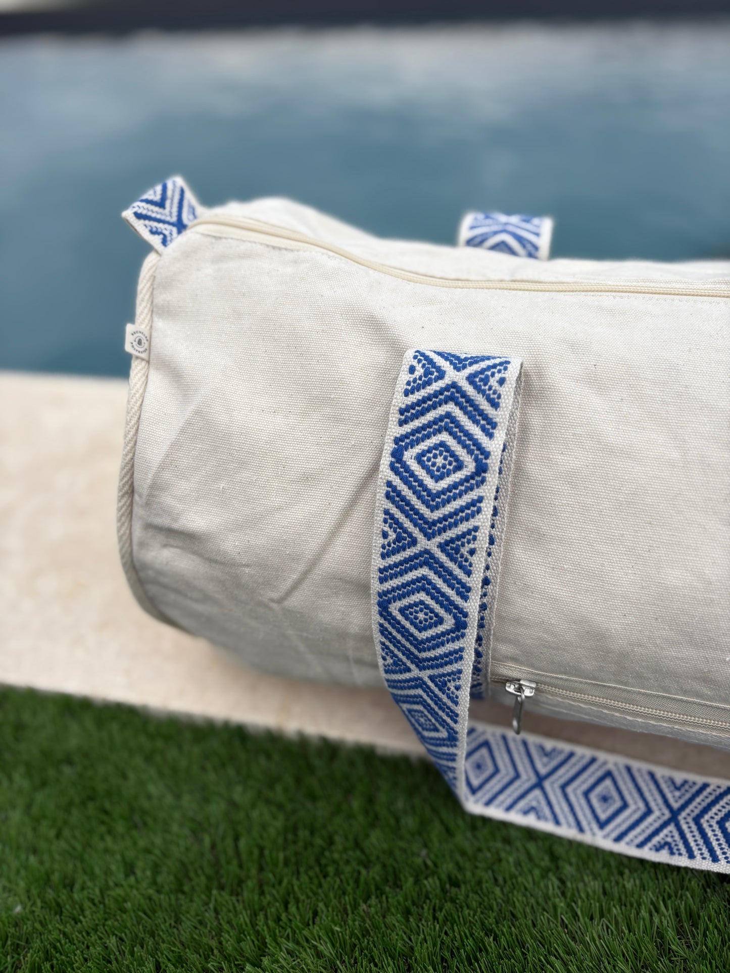 Sac polochon en coton tissu beige avec poignées motifs géométriques en bleu et blanc
