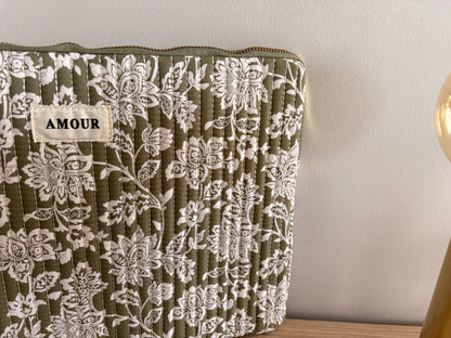 Pochette housse pour ordinateur en coton matelassé liberty floral toile de jouy couleur Kaki et blanc