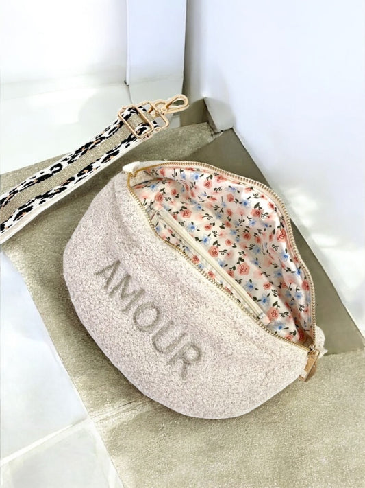 Sac banane en tissu moumoute écru au design bouclé avec le mot "AMOUR" sangle fantaisie léopard