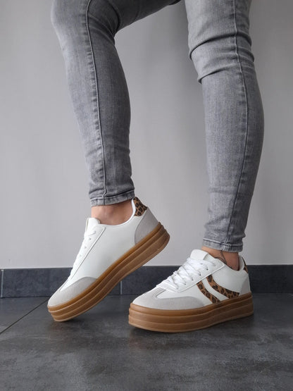 Chaussures baskets basses blanches légèrement compensées style campus léopard