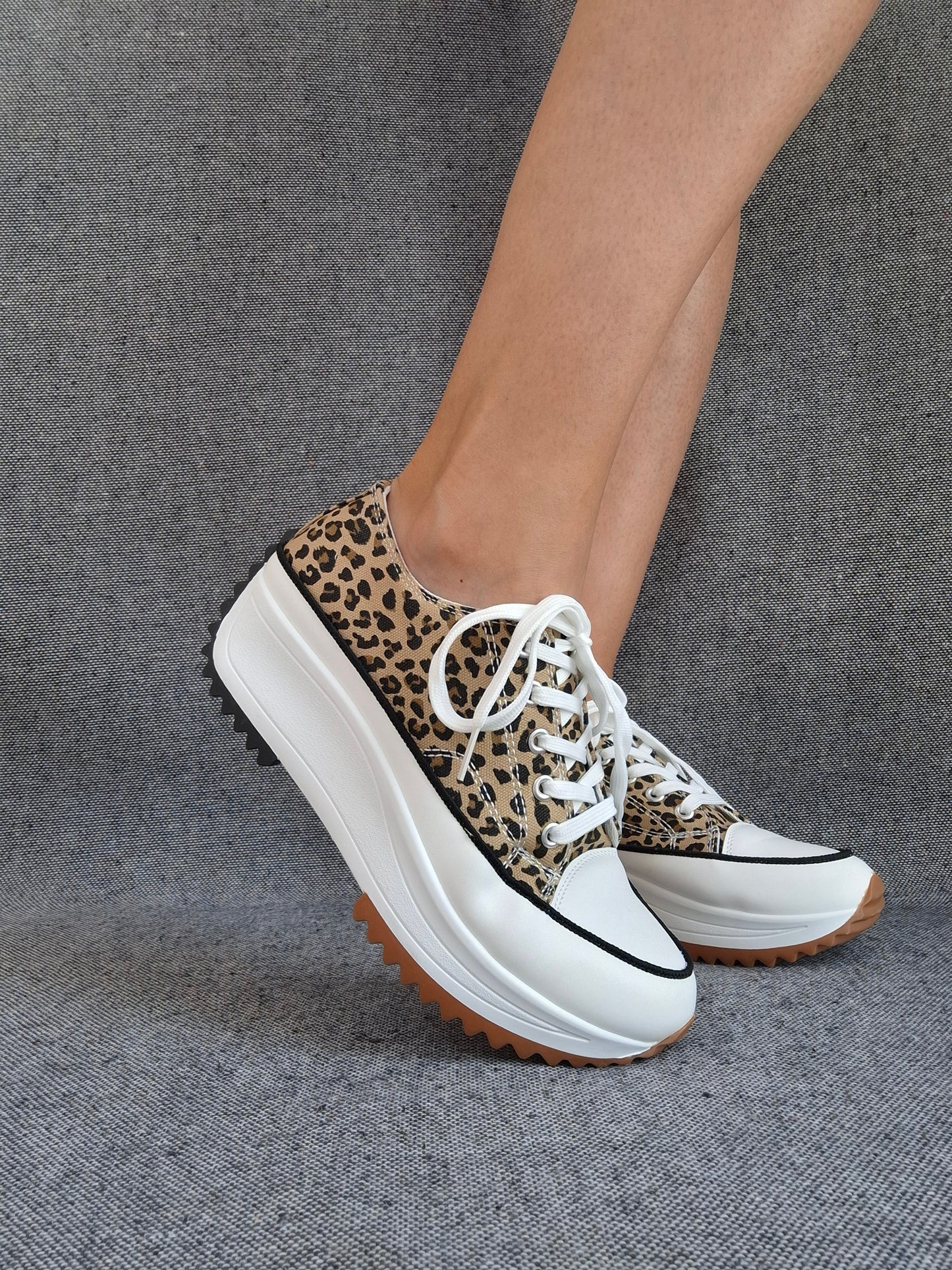 Chaussures baskets basses plate-forme tissu toile motif léopard