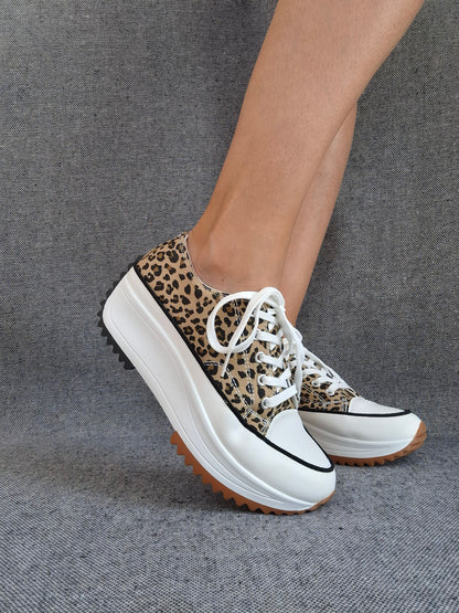 Chaussures baskets basses plate-forme tissu toile motif léopard