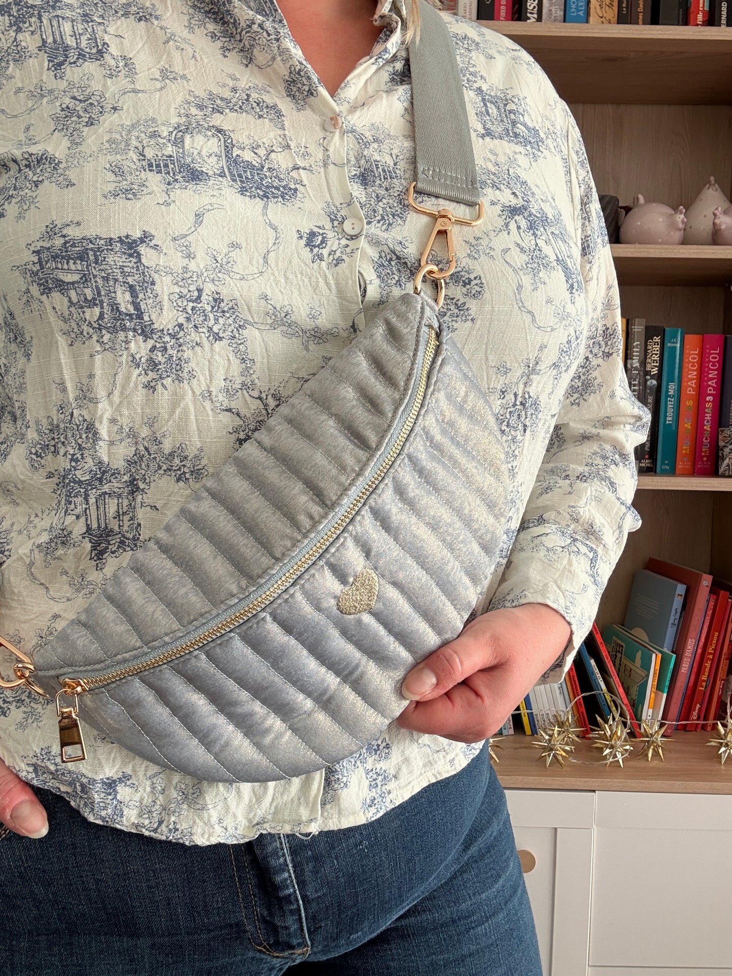 Sac banane bleu clair irisé en tissu texturé relief – style chic et finitions dorées pour femme