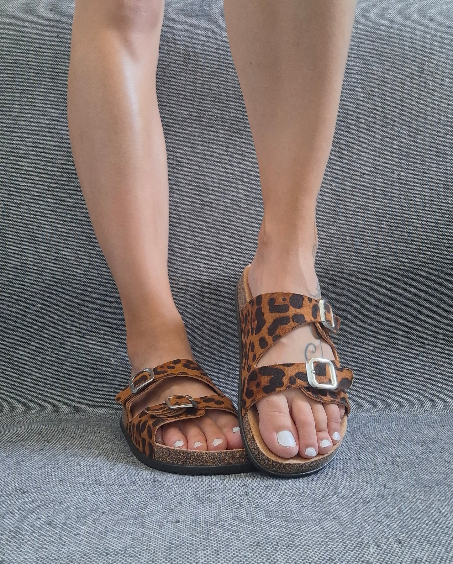Chaussures sandales 2 brides motif léopard marron noir avec boucles style Birk