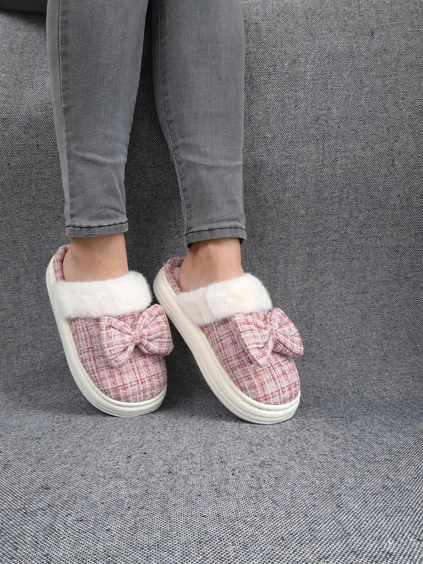 Chaussons fourrés rouge et blanc en tissu à carreaux avec noeud