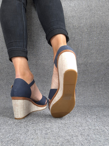 Chaussures sandales compensées tissu à lanières bleu marine semelle beige