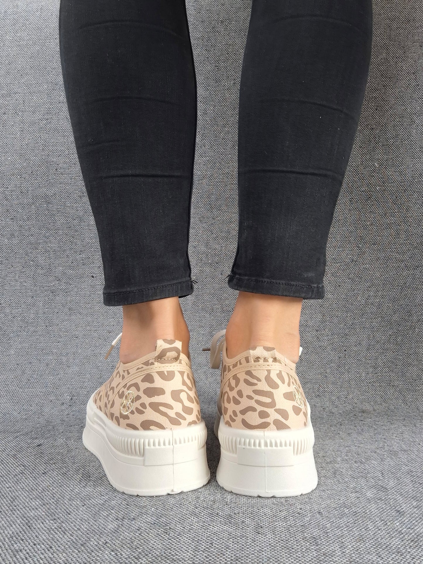 Chaussures baskets à motif léopard marron camel et blanc semelle compensée style converse
