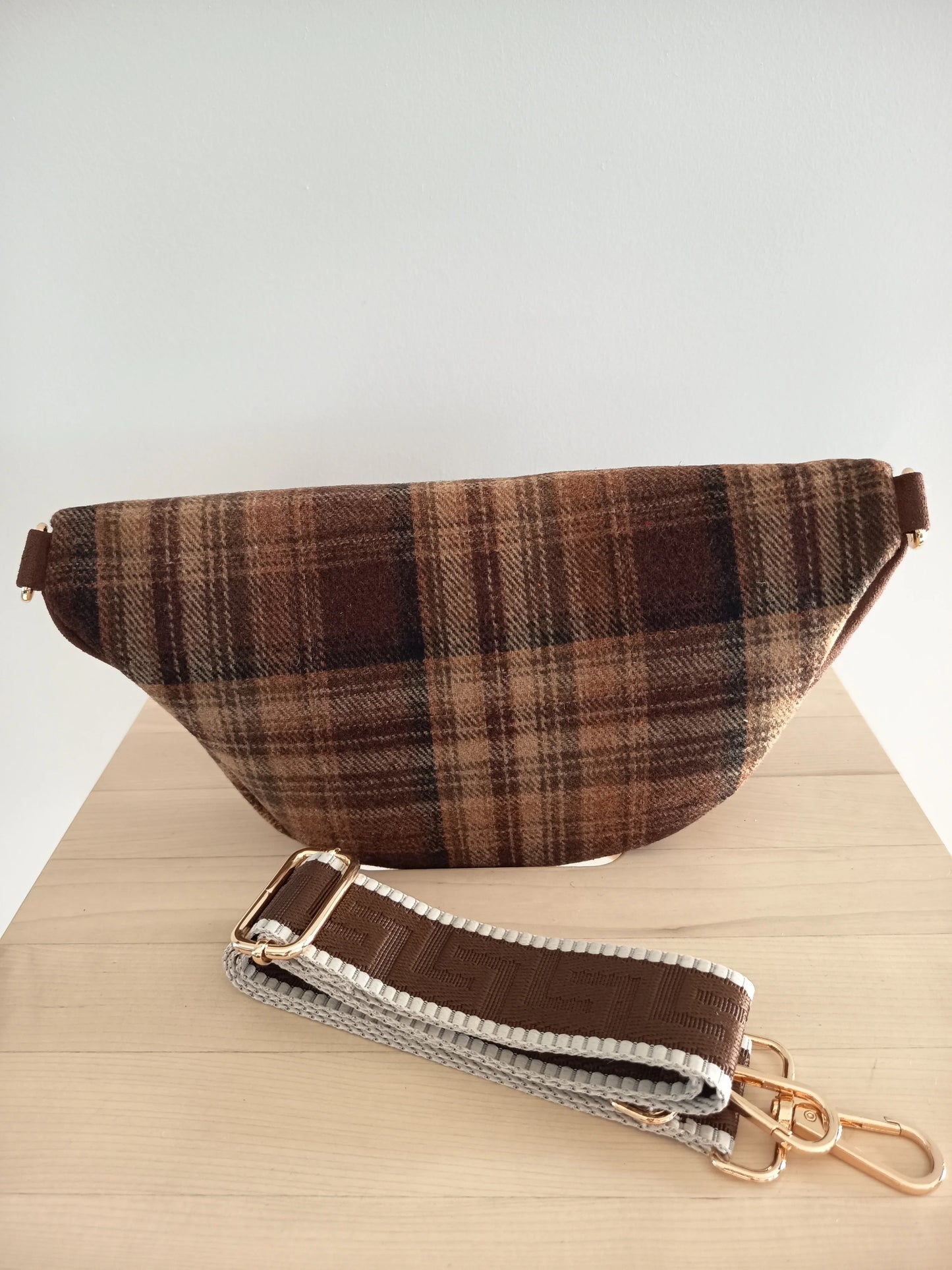 Riñonera de tela con estampado escocés, correa fantasía en tonos marrones