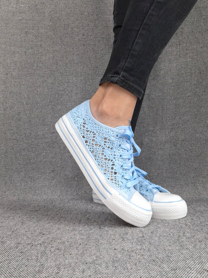Chaussures baskets basses à dentelle bleu en tissu style converse