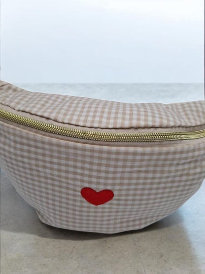 Sac banane en coton motif vichy beige et blanc avec cœur rouge