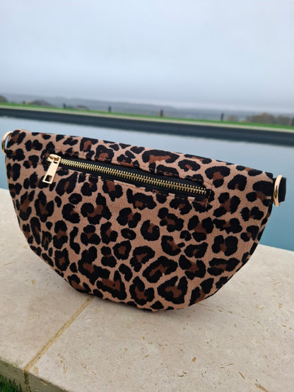 Sac banane en velours côtelé marron et noir imprimé léopard