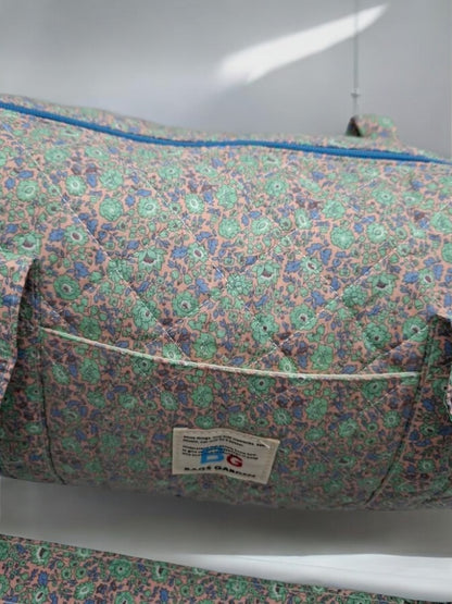 Nouveautés - Sac polochon en coton matelassé motifs à fleurs parme