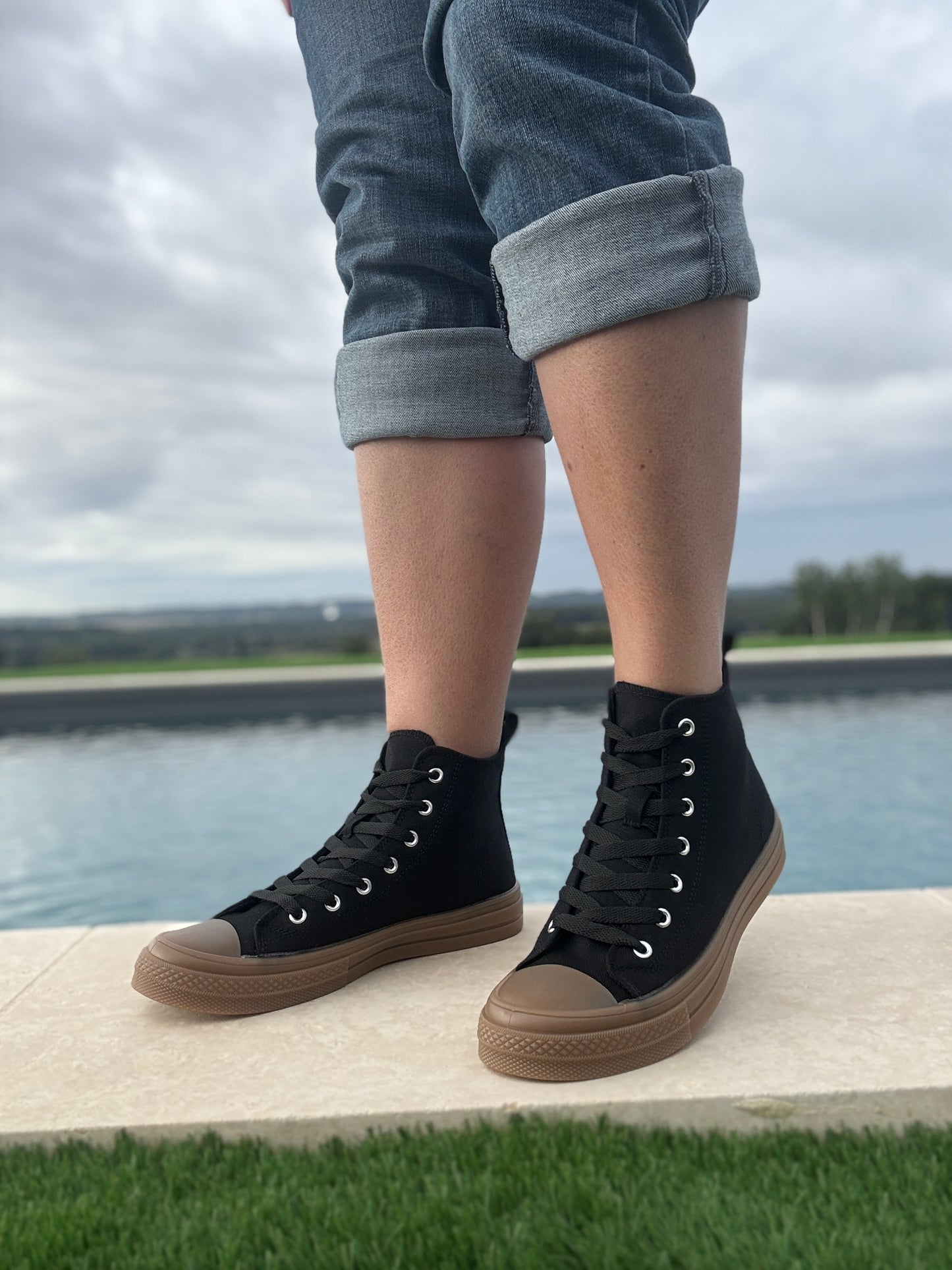 Chaussures baskets hautes en tissu noir et marron style converse