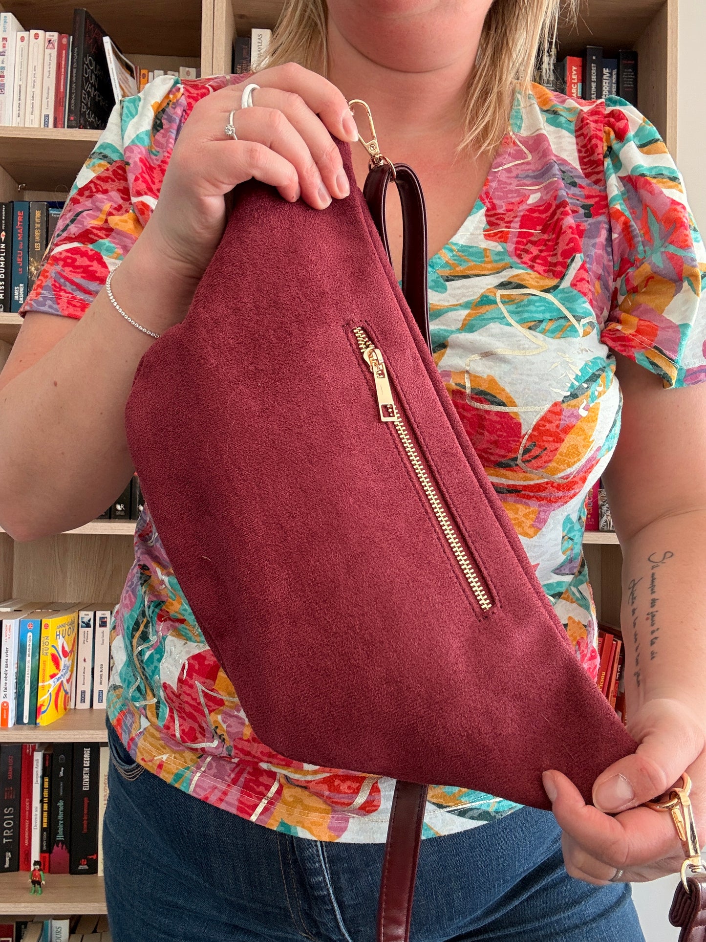 Sac banane XL femme rouge bordeaux effet daim et simili cuir – grand format tendance, bandoulière réglable, poche zippée