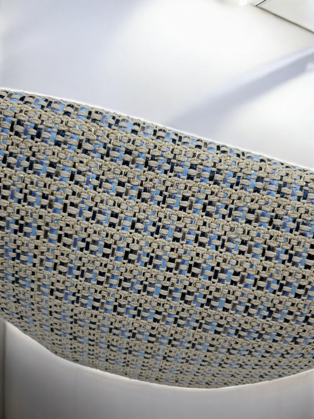 Sac banane en tissu à motif texturé de couleurs noir, bleu et beige sangle fantaisie
