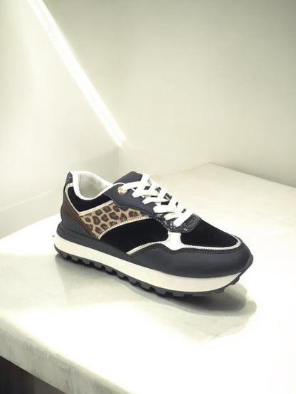 Chaussures baskets en tissu noir avec un motif léopard style sneakers