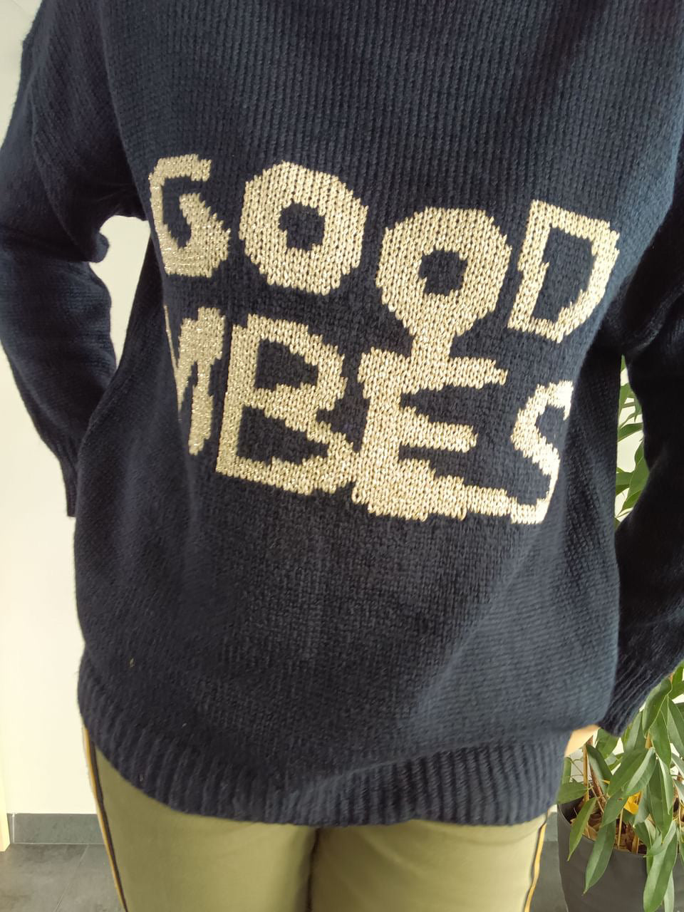 Pull mailles bleu marine inscription “good vibes” doré