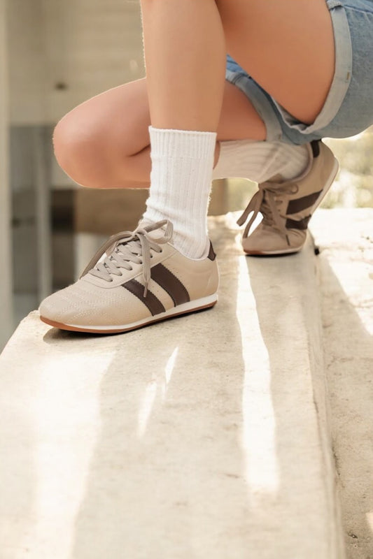 Chaussures baskets basses beiges à bandes marron style sneakers