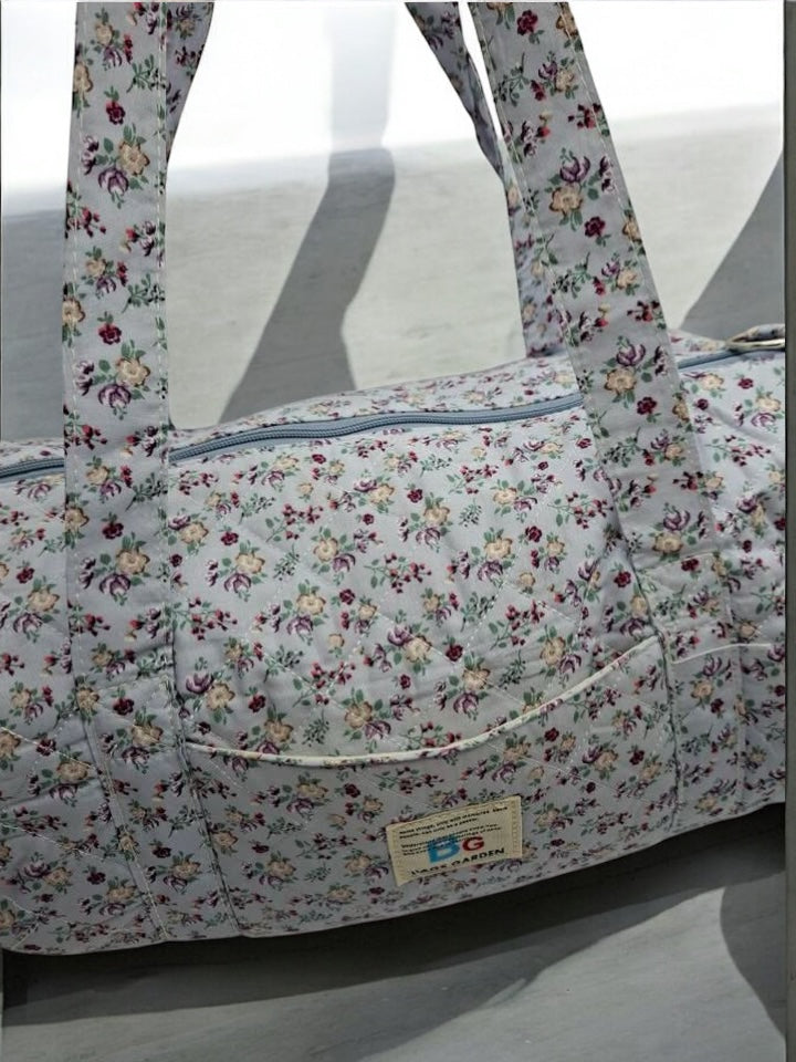 Nouveautés - Sac polochon en coton matelassé motifs à fleurs bleu ciel