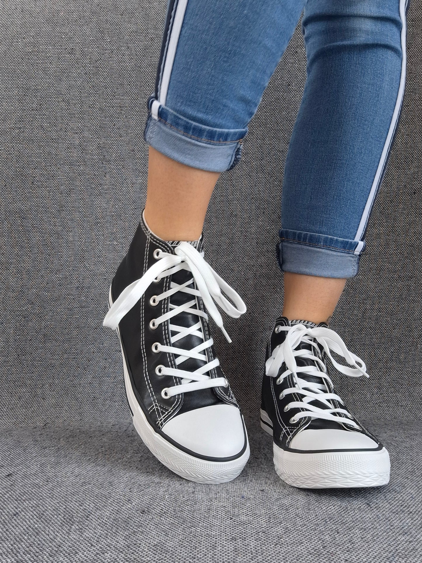 Chaussures baskets hautes simili cuir noir style converse
