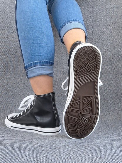 Chaussures baskets hautes simili cuir noir style converse