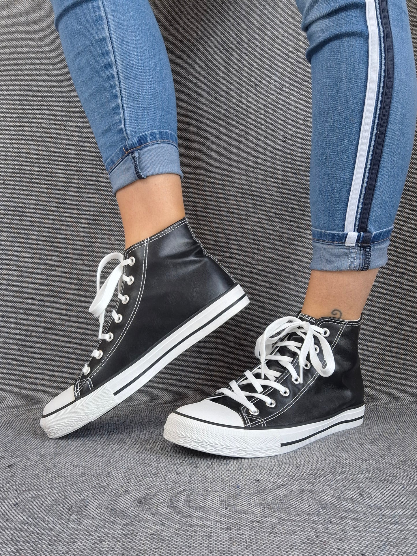 Chaussures baskets hautes simili cuir noir style converse