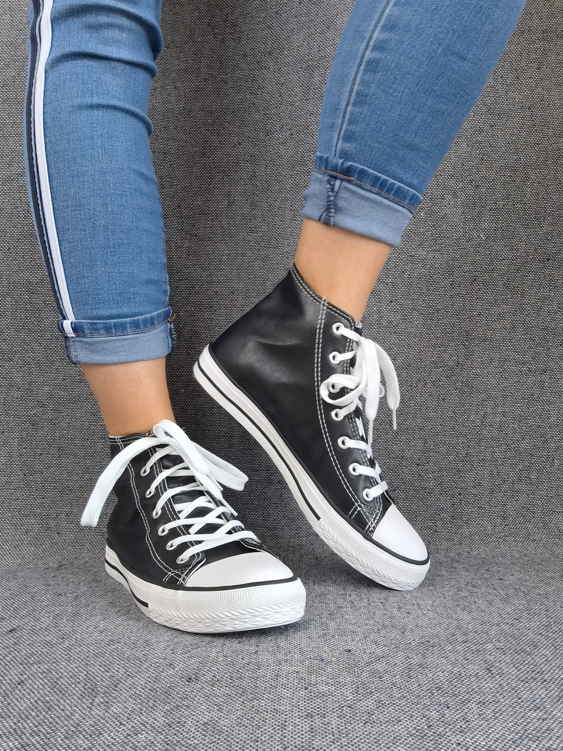 Chaussures baskets hautes simili cuir noir style converse – Le