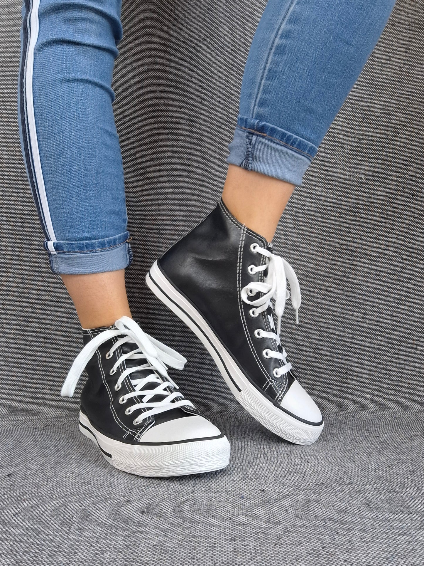 Chaussures baskets hautes simili cuir noir style converse