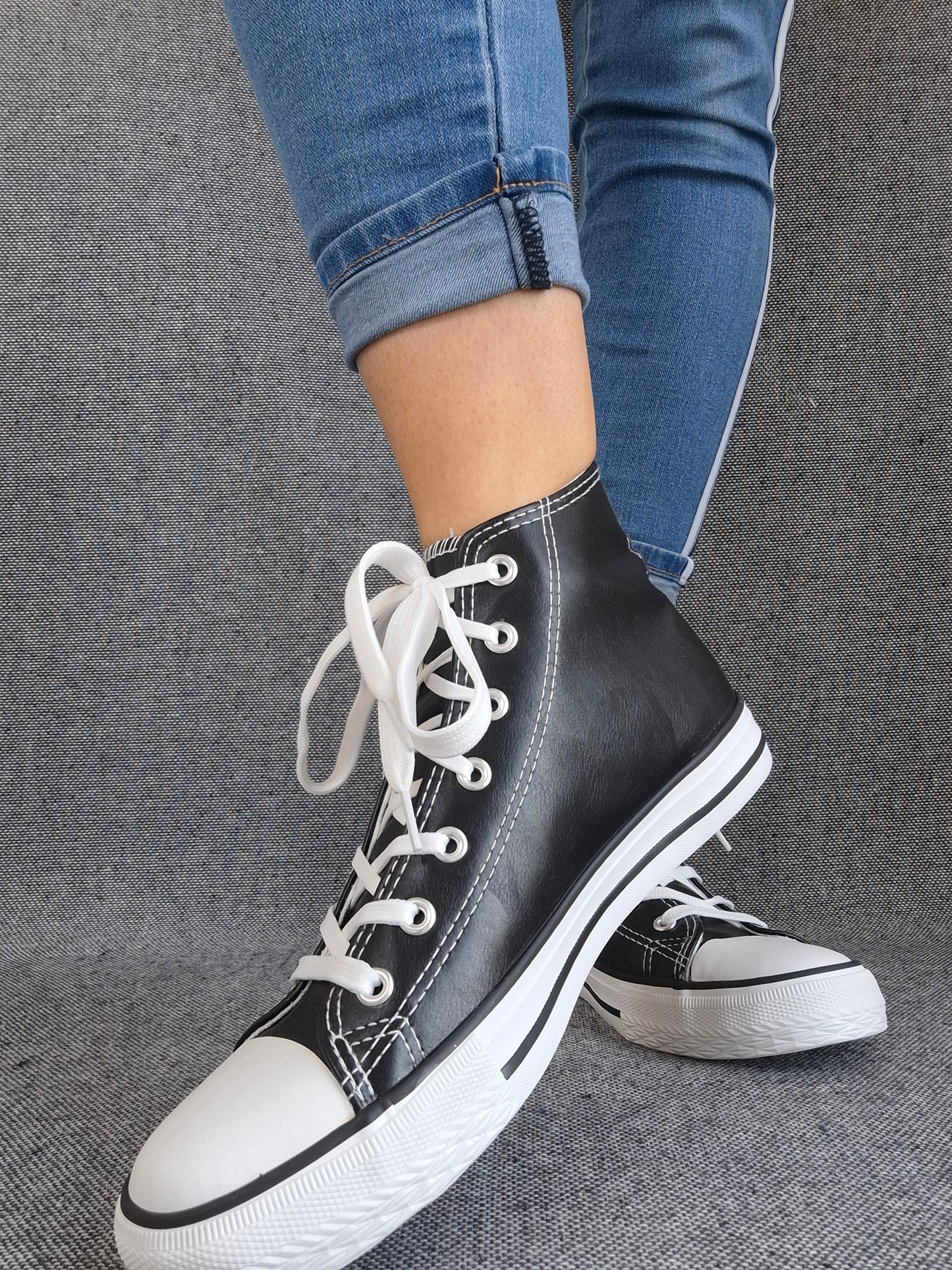 Chaussures baskets hautes simili cuir noir style converse