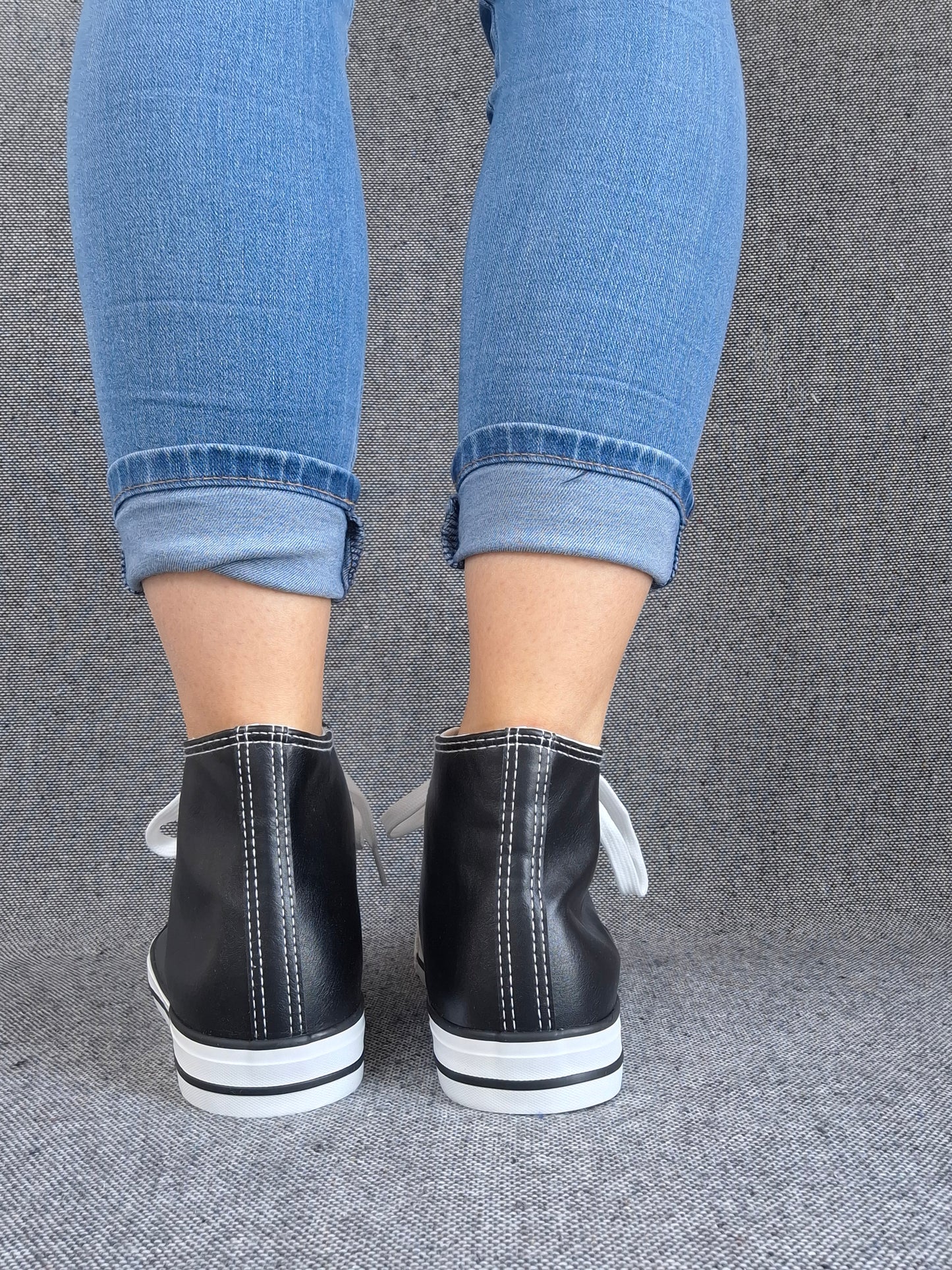 Chaussures baskets hautes simili cuir noir style converse