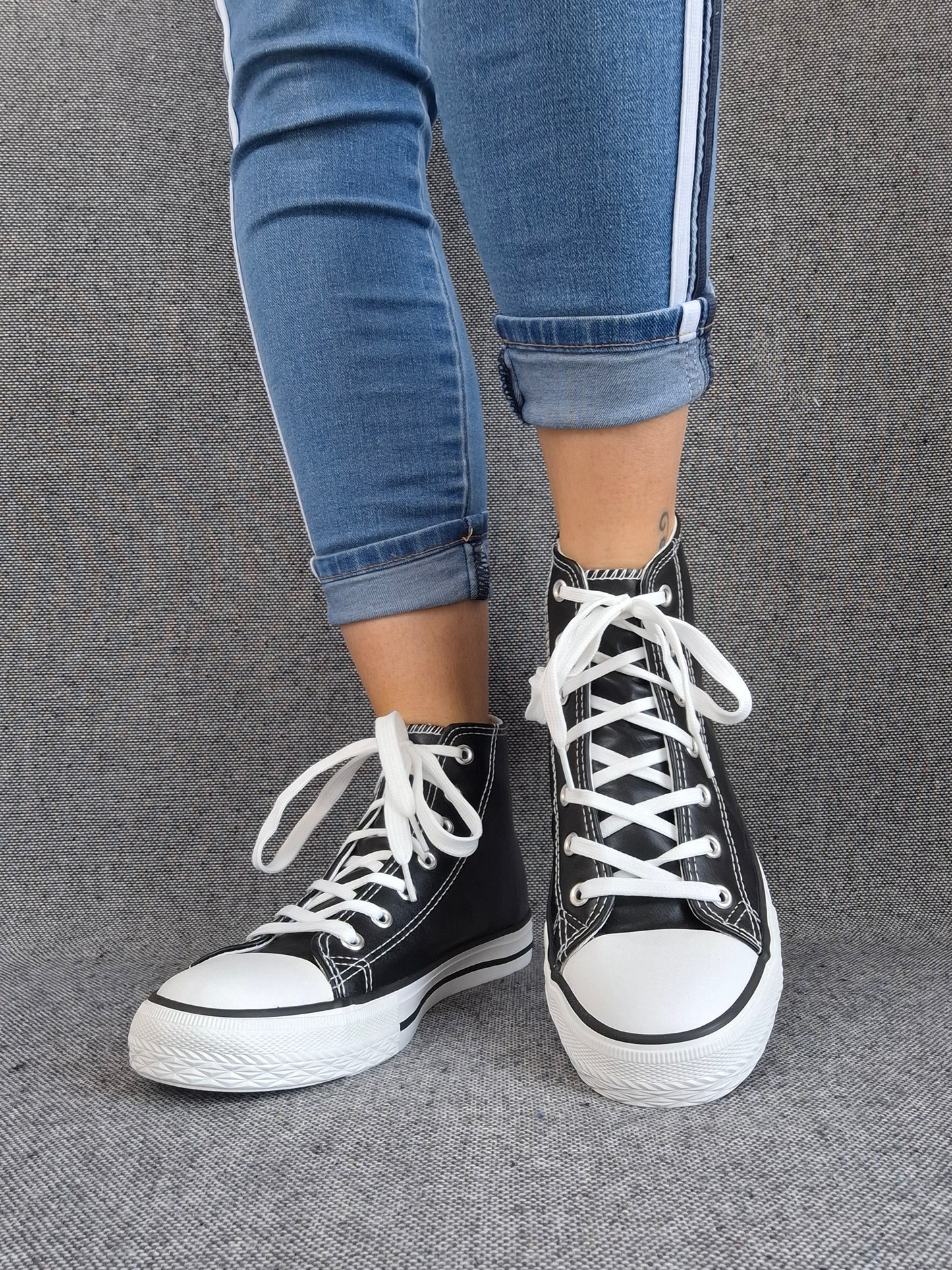 Chaussures baskets hautes simili cuir noir style converse