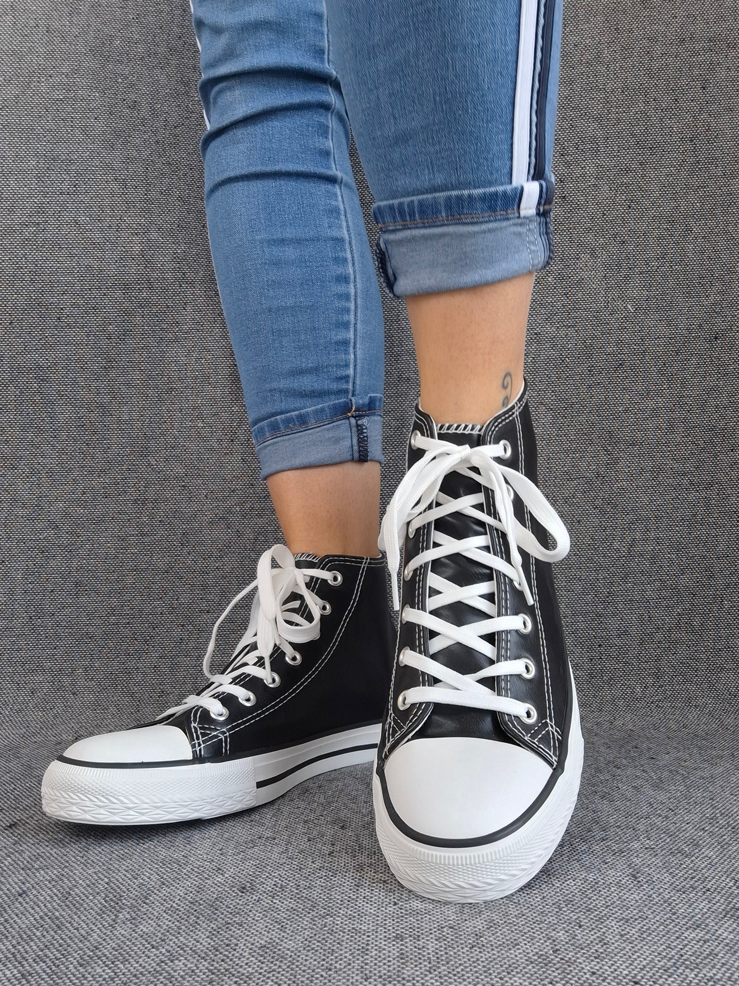 Chaussures baskets hautes simili cuir noir style converse