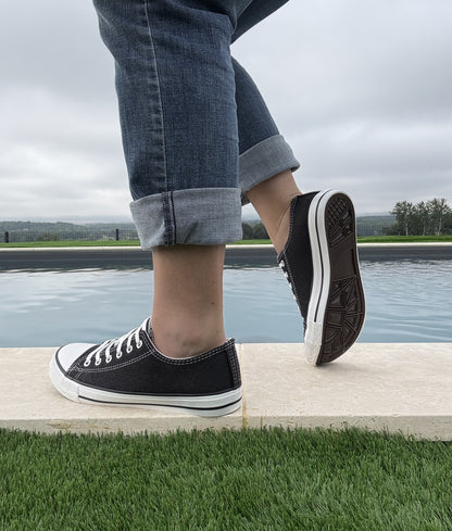 Chaussures baskets basses noires pailletées et blanc style converse