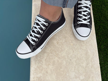 Chaussures baskets basses noires pailletées et blanc style converse
