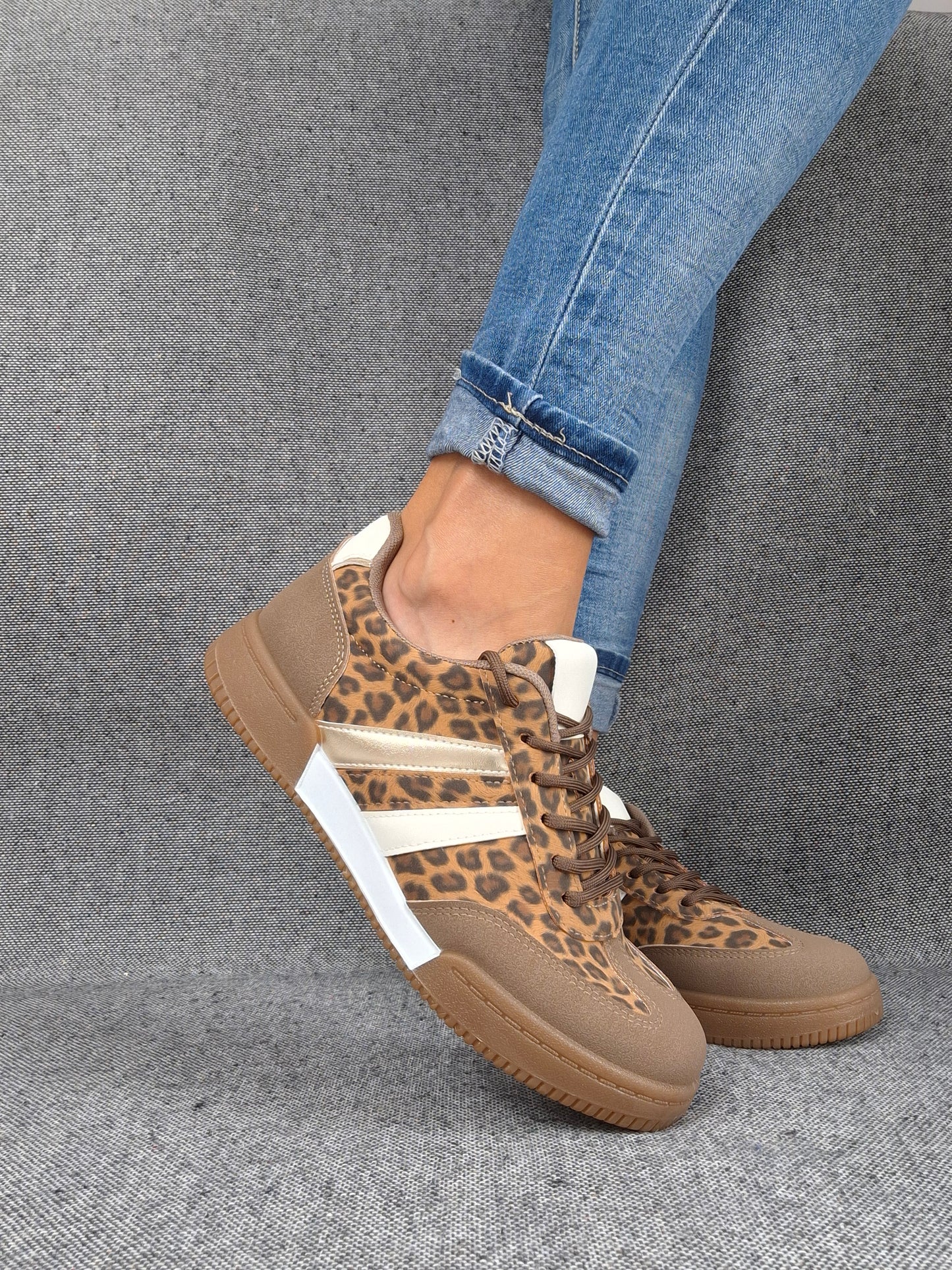 Chaussures baskets imprimé léopard avec bandes blanches et dorées type sneakers
