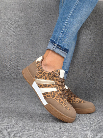 Chaussures baskets imprimé léopard avec bandes blanches et dorées type sneakers