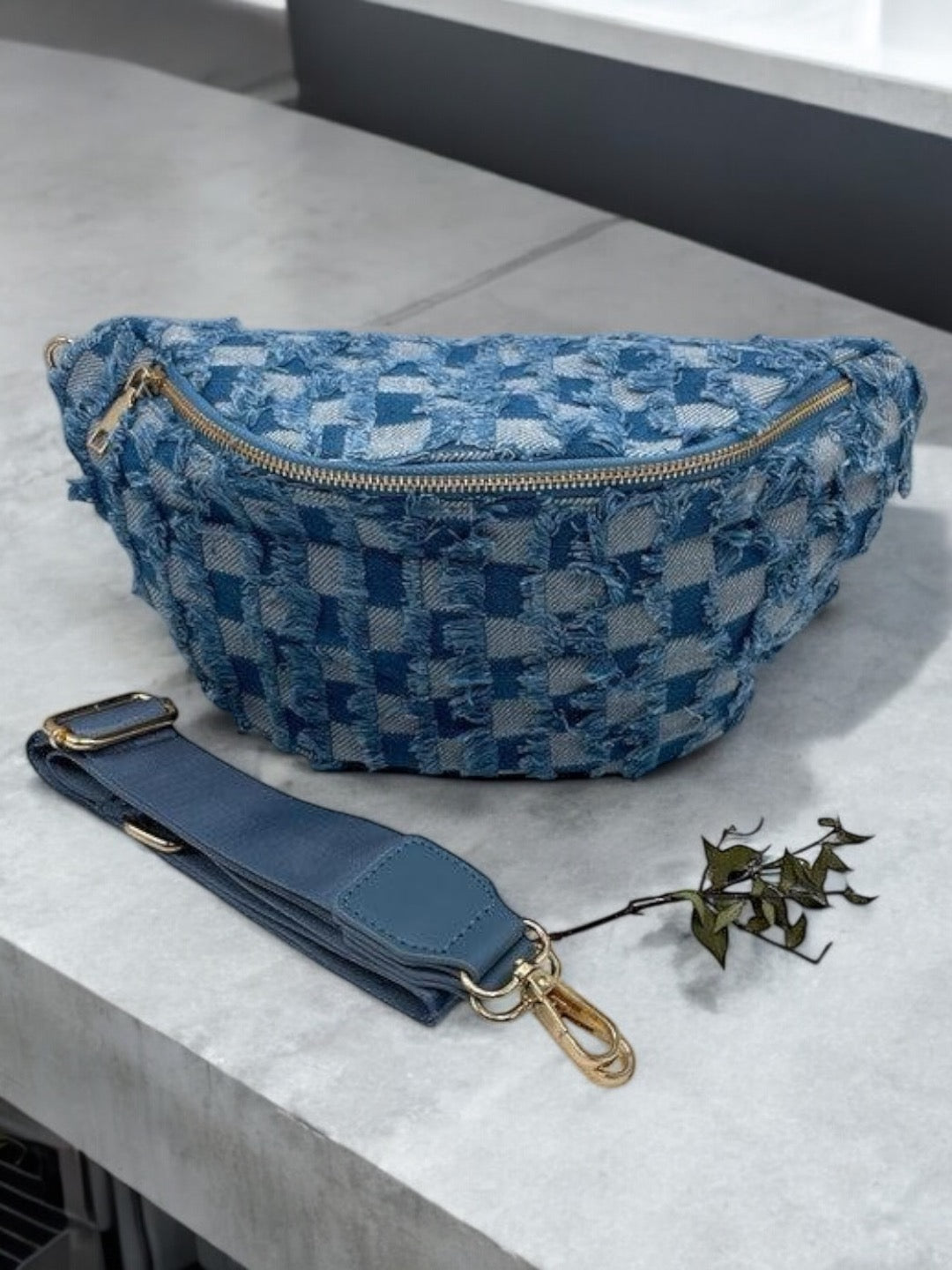 Sac banane en denim carrés bleu clair