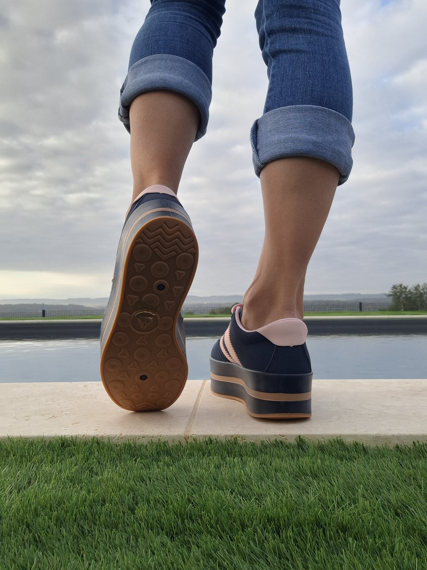 Chaussures baskets basses compensées bleu marine et rose style sneakers campus