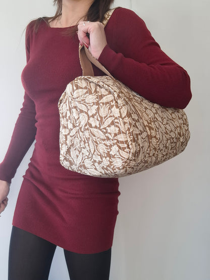 Sac polochon en coton matelassé liberty floral toile de jouy camel et blanc