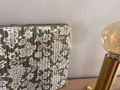 Pochette housse pour ordinateur en coton matelassé liberty floral toile de jouy couleur Kaki et blanc