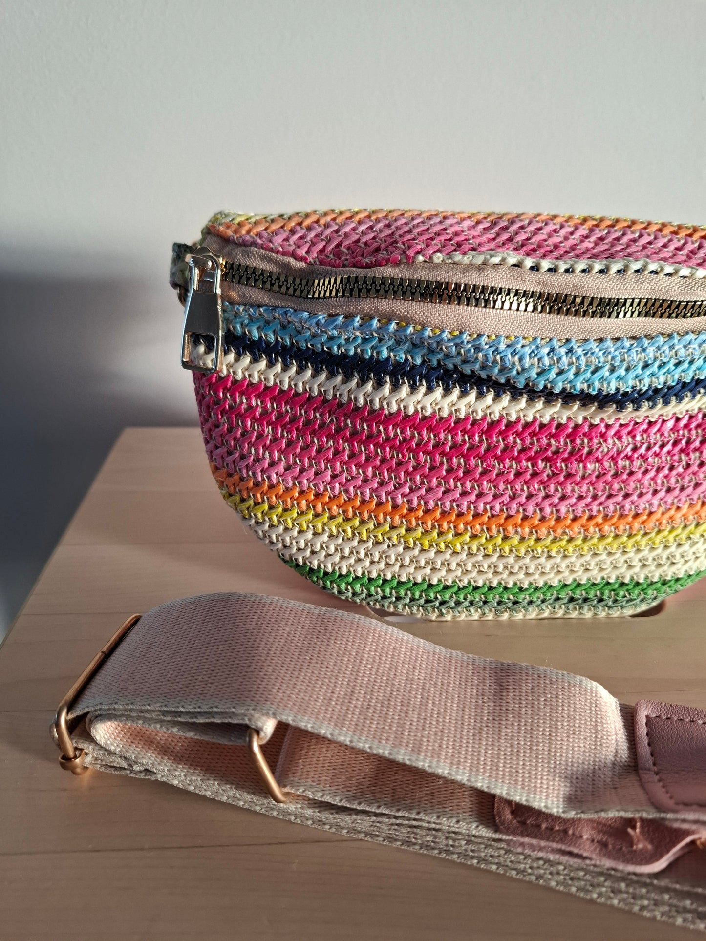 Sac banane en tissu avec un éventail de couleurs vives