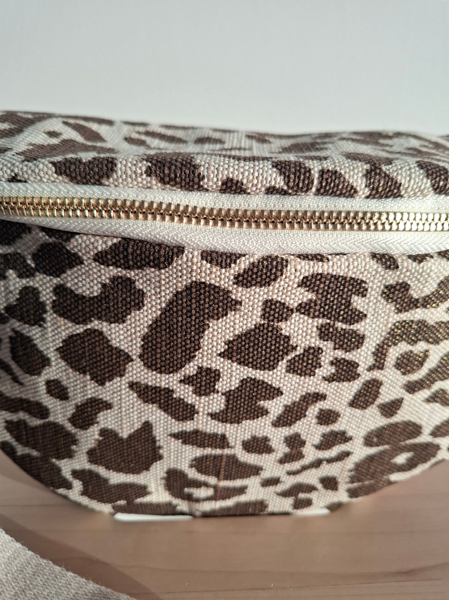 Sac banane en tissu motif léopard teintes marron et beige