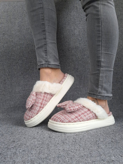 Chaussons fourrés rouge et blanc en tissu à carreaux avec noeud