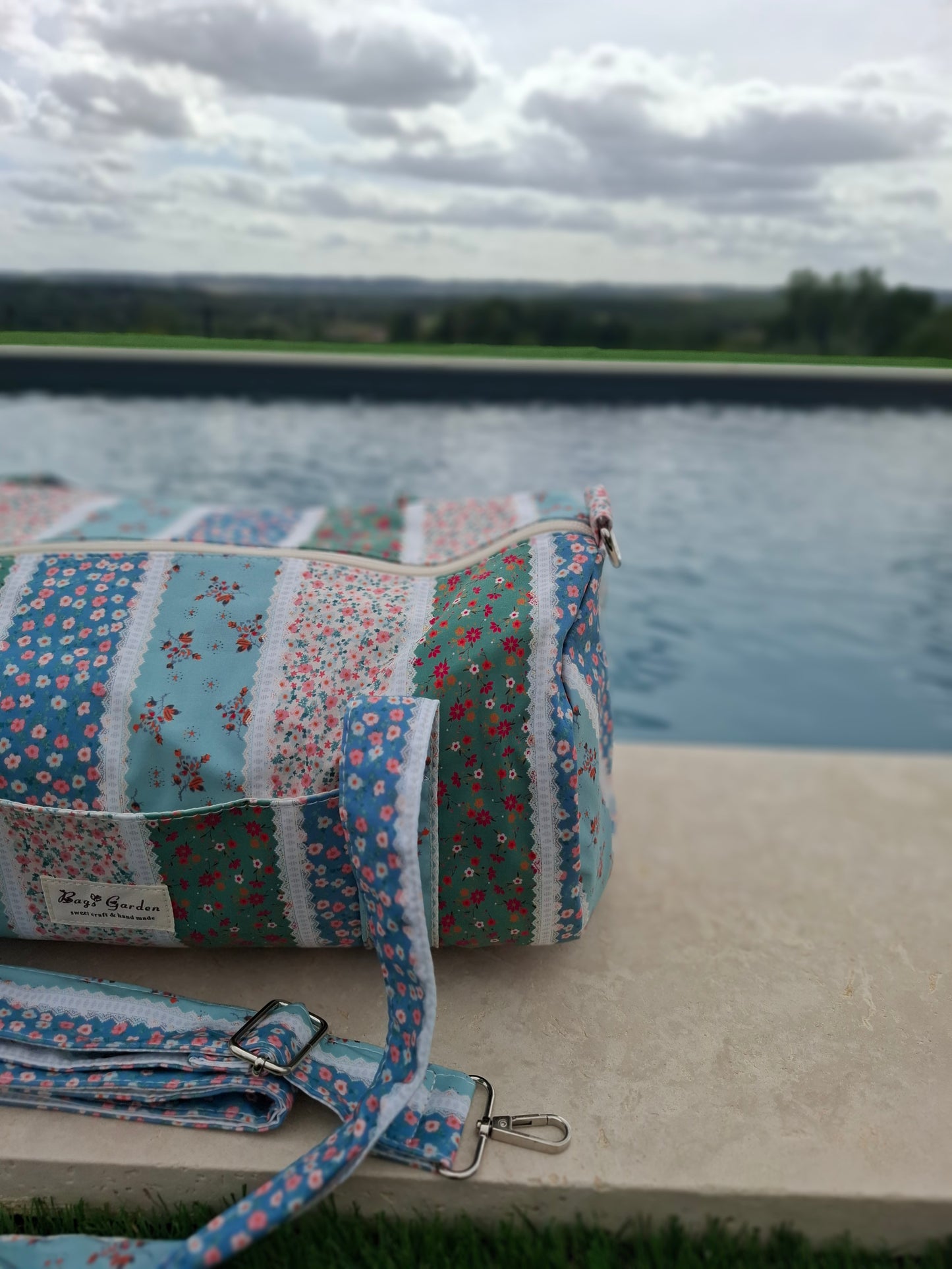 Sac polochon en tissu coton motifs patchwork à rayures florales bleu rose et vert