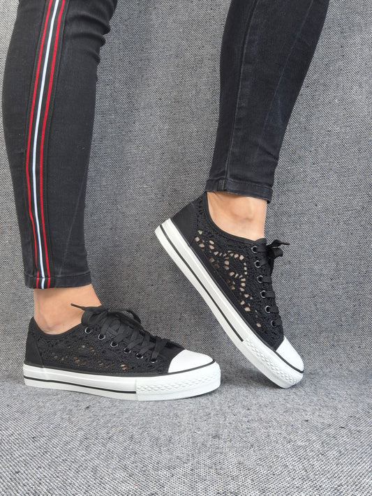 Chaussures baskets basses à dentelle noir en tissu style converse