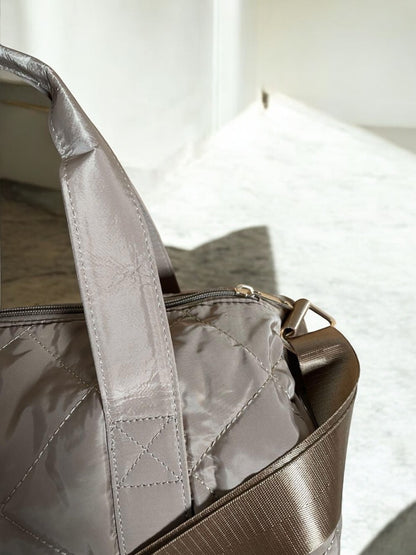 Sac polochon matelassé beige avec anses et bandoulière réglable